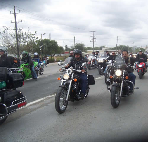 Moticiclistas cruzan ciudades hasta Nuevo Laredo